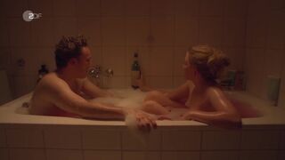 Isabella Wolf naked - Fett und Fett s02e02 (2019) bathroom nude scene