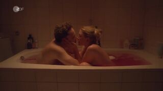 Isabella Wolf naked - Fett und Fett s02e02 (2019) bathroom nude scene
