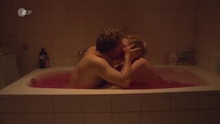 Isabella Wolf naked - Fett und Fett s02e02 (2019) bathroom nude scene
