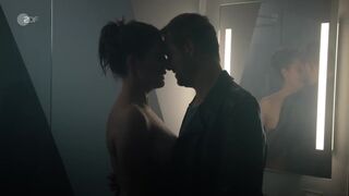 Emily Cox nudity scene ⭐ Kleine Eheverbrechen (2023)