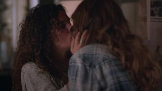 Lesbian Scene ⭐ Natacha Lindinger, Barbara Cabrita hot ⭐ Sam s06e04 (2021)