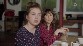 Anja Antonowicz, Wolke Hegenbarth nude ⭐ Toni, männlich, Hebamme s01e01 (2019)