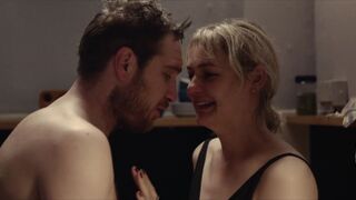 Henriette Confurius, Luise Heyer nackte - Generation Beziehungsunfähig (2021)