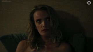 Maike Elena Schmidt sexy, Mercedes Müller nude ⭐ Bon Alte Freunde, neue Feinde (2023)