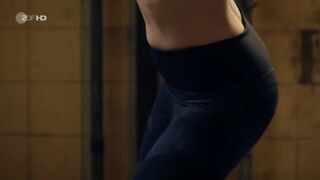 Helen Woigk, Rebecca Rudolph nackte ⭐ Hüftkreisen mit Nancy (2019)