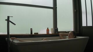 Isabelle Caillat topless - Hors Saison s01e04 (2022)