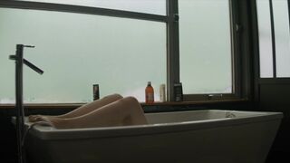 Isabelle Caillat topless - Hors Saison s01e04 (2022)