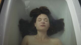 Isabelle Caillat topless - Hors Saison s01e04 (2022)