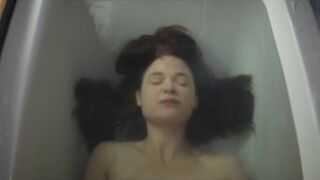 Isabelle Caillat topless - Hors Saison s01e04 (2022)