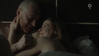 Theresa Scholze sexy ⭐ Mutterliebe - Der Usedom-Krimi (2019)