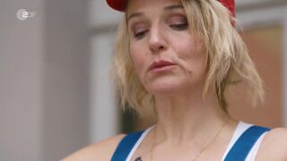 Tanja Wedhorn hot scene ⭐ Fritzie - Der Himmel muss warten (2022)