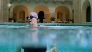 Tanja Wedhorn hot scene ⭐ Fritzie - Der Himmel muss warten (2022)