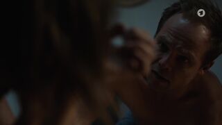 Dagny Dewath, Emily Cox hot ⭐ Hartwig Seeler - Ein neues Leben (2021)