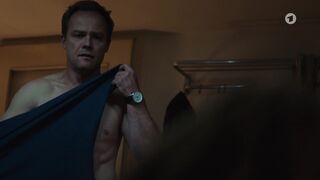 Dagny Dewath, Emily Cox hot ⭐ Hartwig Seeler - Ein neues Leben (2021)