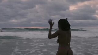 Tracy Gotoas naked ⭐ Du crépitement sous les néons (2022)