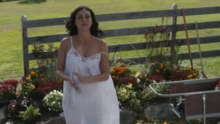 Sigourney Weaver naked, Morena Baccarin ⭐ The Good House (2021)