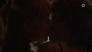 Lesbian hot scene ⭐ Jasmin Gerat, Sarah Bauerett sexy ⭐ Der Kroatien-Krimi (2023)