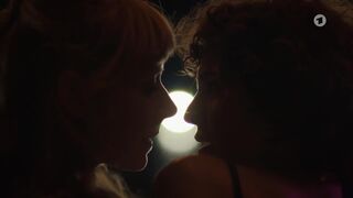 Lesbian hot scene ⭐ Jasmin Gerat, Sarah Bauerett sexy ⭐ Der Kroatien-Krimi (2023)