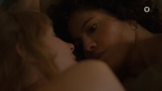 Lesbian hot scene ⭐ Jasmin Gerat, Sarah Bauerett sexy ⭐ Der Kroatien-Krimi (2023)