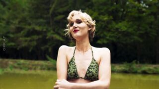 Susanne Gschwendtner sexy, Theresa Riess hot ⭐ Jeanny - Das fünfte Mädchen (2022)