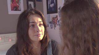 Valentine Arago topless ⭐ Juste une amie (2019)