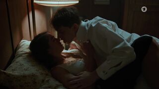 Deleila Piasko, Pauline Rénevier, Henriette Confurius erotic - Das Weiße Haus am Rhein (2022)