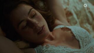 Deleila Piasko, Pauline Rénevier, Henriette Confurius erotic - Das Weiße Haus am Rhein (2022)