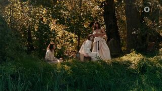 Deleila Piasko, Pauline Rénevier, Henriette Confurius erotic - Das Weiße Haus am Rhein (2022)