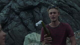 Caroline Hartig, Lena Klenke sexy ⭐ Blackout (2021) s01-e03