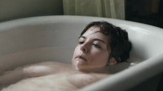 Danae Reynaud Topless  ❤️ Porcelana (2013)