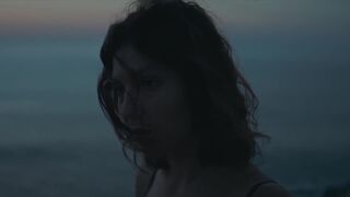 Usúe Álvarez topless ⭐ El radioaficionado (2021)