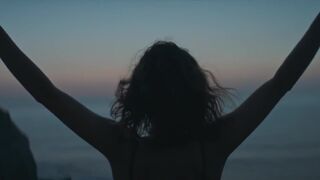 Usúe Álvarez topless ⭐ El radioaficionado (2021)