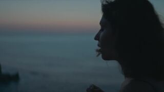 Usúe Álvarez topless ⭐ El radioaficionado (2021)