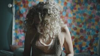 Charleen Deetz hot bathroom scene  ⭐ SOKO Köln (2022)