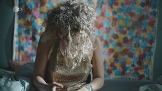 Charleen Deetz hot bathroom scene  ⭐ SOKO Köln (2022)