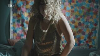 Charleen Deetz hot bathroom scene  ⭐ SOKO Köln (2022)