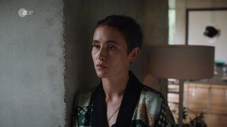 Anneke Kim Sarnau, Peri Baumeister sexy ⭐ Neuland (2022)