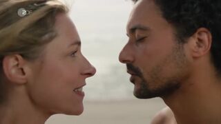 Friederike Linke, Helen Woigk hot sexy ⭐Ein Tisch in der Provence s01e03 (2021)