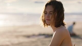 Friederike Linke, Helen Woigk hot sexy ⭐Ein Tisch in der Provence s01e03 (2021)