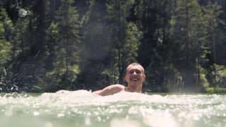 Sex Scene ⭐ Andrea Gerhard, Leonie Wesselow hot ⭐ Der Bergdoktor s15e02 (2022)