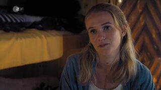 Sex Scene ⭐ Andrea Gerhard, Leonie Wesselow hot ⭐ Der Bergdoktor s15e02 (2022)