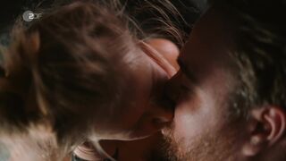 Susanne Bormann, Endlich Witwer hot ⭐ Forever Young (2021) car sex episode