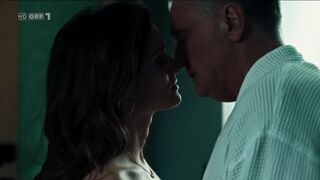 Alma Hasun Topless ⭐ Vorstadtweiber (2022)