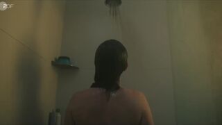 Emily Cox naked - Unsichtbarer Angreifer (2024)