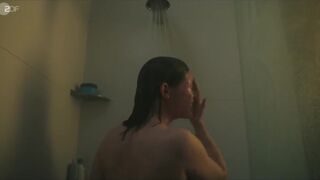 Emily Cox naked - Unsichtbarer Angreifer (2024)