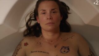 Aurélie Garault naked. Les désancré.e.s (2022) French Bathtube Nudity Sene