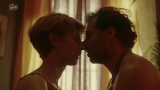 Llewellyn Reichman, Sarah Bauerett sexy | Deadlines s01e08 (2021)