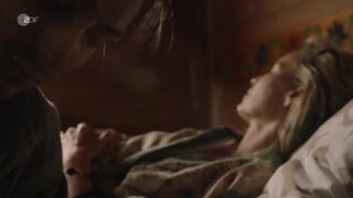 Simone Hanselmann naked - SOKO Kitzbuhel s20e05 (2021) short voyeur scene