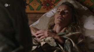 Simone Hanselmann naked - SOKO Kitzbuhel s20e05 (2021) short voyeur scene