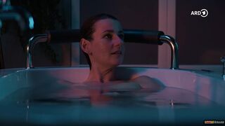 Annett Renneberg - In aller Freundschaft e1049 (2024) naked scene